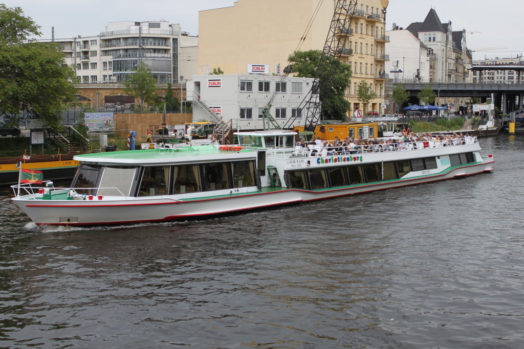 Das Fahrgastschiff Charlottenburg am 05.08.2019 auf der Spree in Berlin-Friedrichstr.