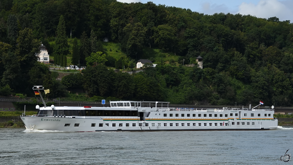 Das Fahrgastschiff ESMERALDA (ENI: 02315764) war Anfang August 2021 auf dem Rhein bei Remagen unterwegs.