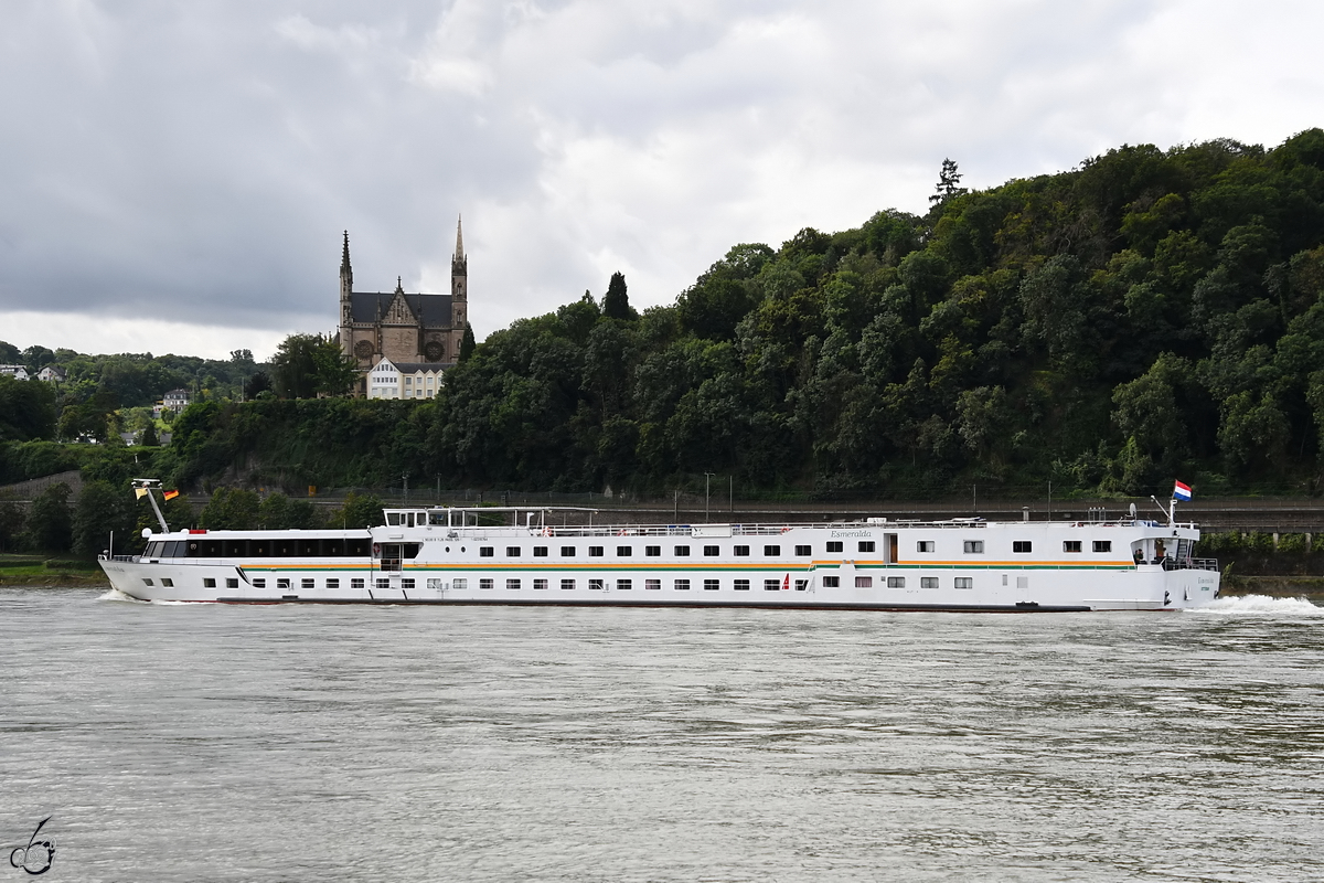 Das Fahrgastschiff ESMERALDA (ENI: 02315764) war Anfang August 2021 auf dem Rhein bei Remagen unterwegs.