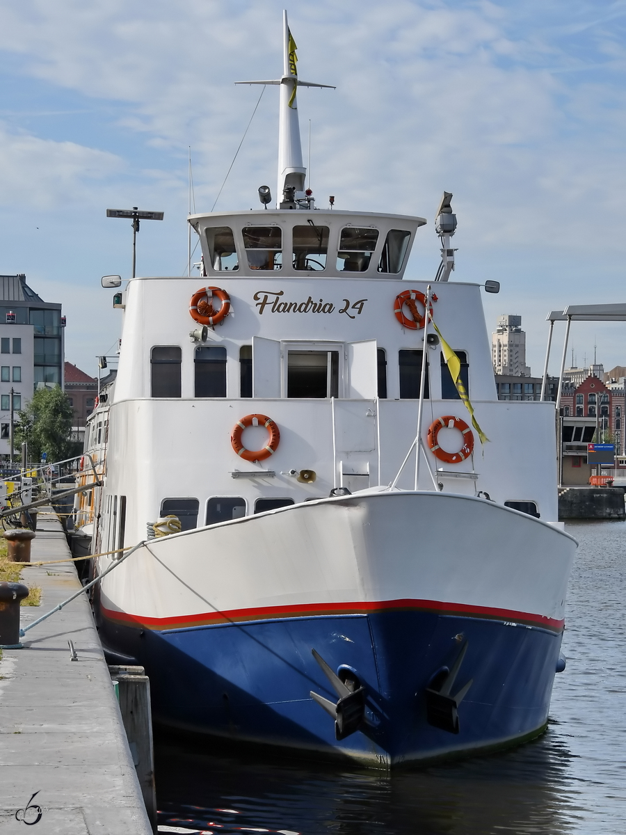 Das Fahrgastschiff  Flandria 24  (ENI: 06004063) Ende Juli 2018 im Kattendijkdok Antwerpen.