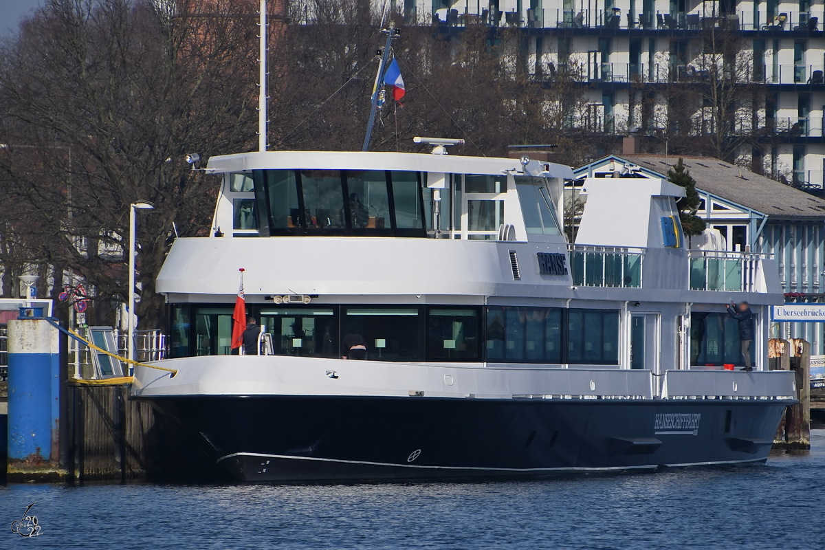 Das Fahrgastschiff HANSE (ENI: 05117350) wird für die neue Saison fit gemacht. (Travemünde, März 2022)