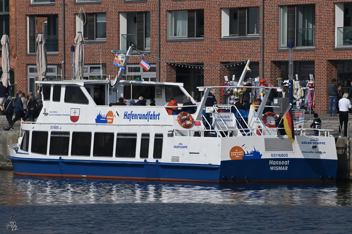 Das Fahrgastschiff HANSEAT (ENI: 05116800) wartet in Wismar auf die Abfahrt. (März 2022)