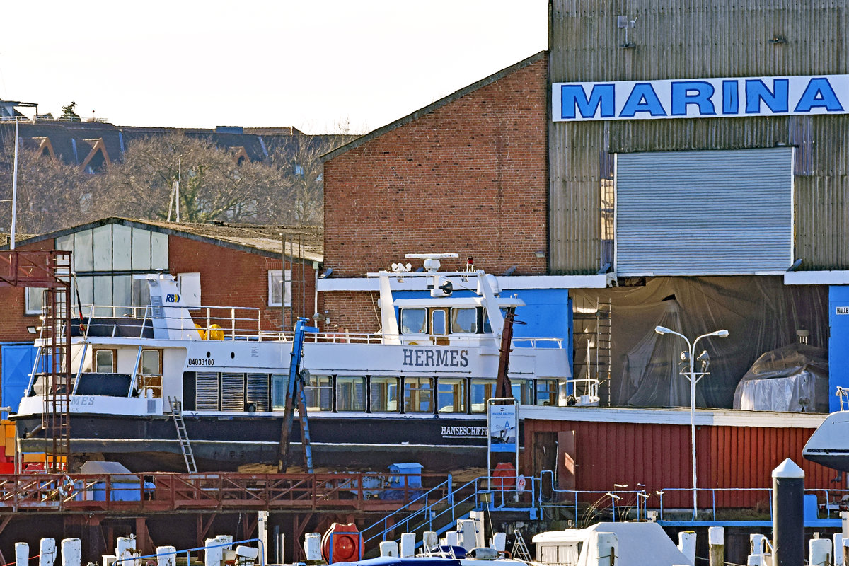 Das Fahrgastschiff HERMES (ENI: 04033100) befindet sich zurzeit bei der Marina Baltica in Lübeck-Travemünde. Aufnahme vom 22.2.2021