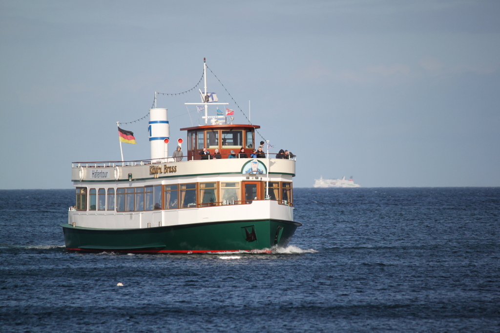 Das Fahrgastschiff Käpp´n Brass während einer Hafenrundfahrt am 09.02.2019 in Warnemünde, weit draußen auf der Ostsee nährte sich dann schon die 199 m lange  StenaLine Fähre Skåne.