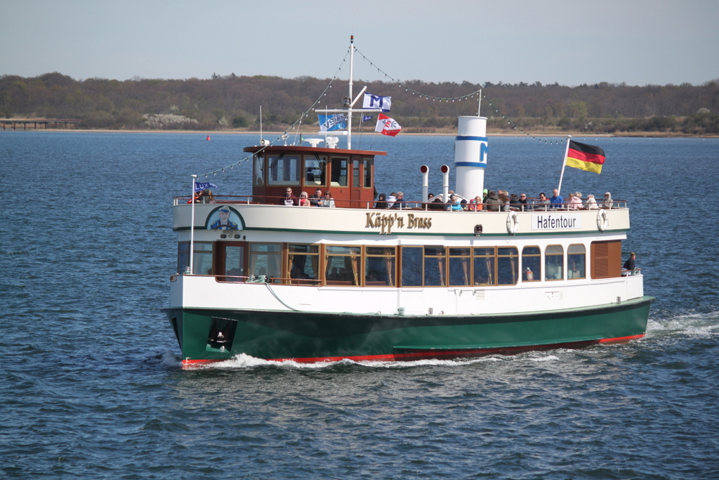 Das Fahrgastschiff Käpp´n Brass während einer Hafenrundfahrt im Rostocker Seehafen.20.04.2019