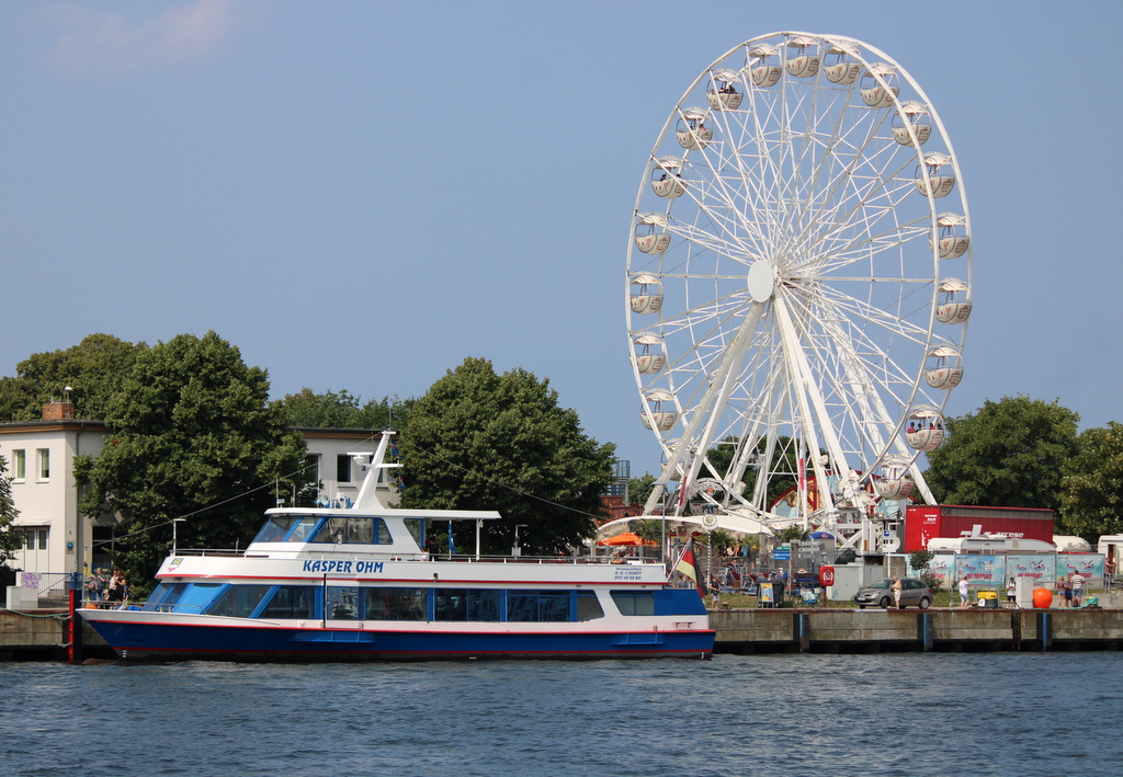 Das Fahrgastschiff KASPER OHM hat am 24.07.2021 auf Fahrgäste von Warnemünde zum Rostocker Stadthafen gewartet.