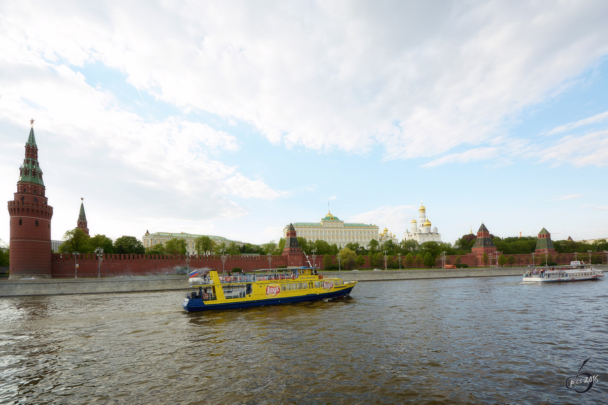 Das Fahrgastschiff  Knjazy Menyschikov  im Mai 2016 auf der Moskwa.