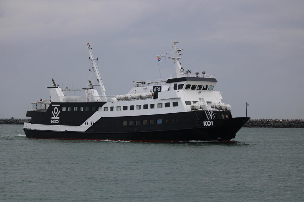 Das Fahrgastschiff KOI auf dem Seeweg von Kiel nach Rostock beim Einlaufen am 25.09.2021 in Warnemünde.