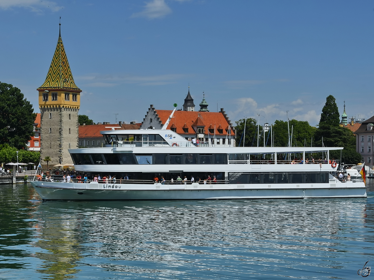 Das Fahrgastschiff LINDAU ist in den Hafen von Lindau eingefahren. (Juli 2017)