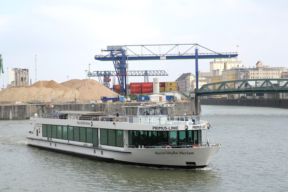Das Fahrgastschiff  Maria Sybilla Merian  der Reederei  Primus-Linie  verlässt den Frankfurter Osthafen.
Aufnahmedatum: 13.03.2016