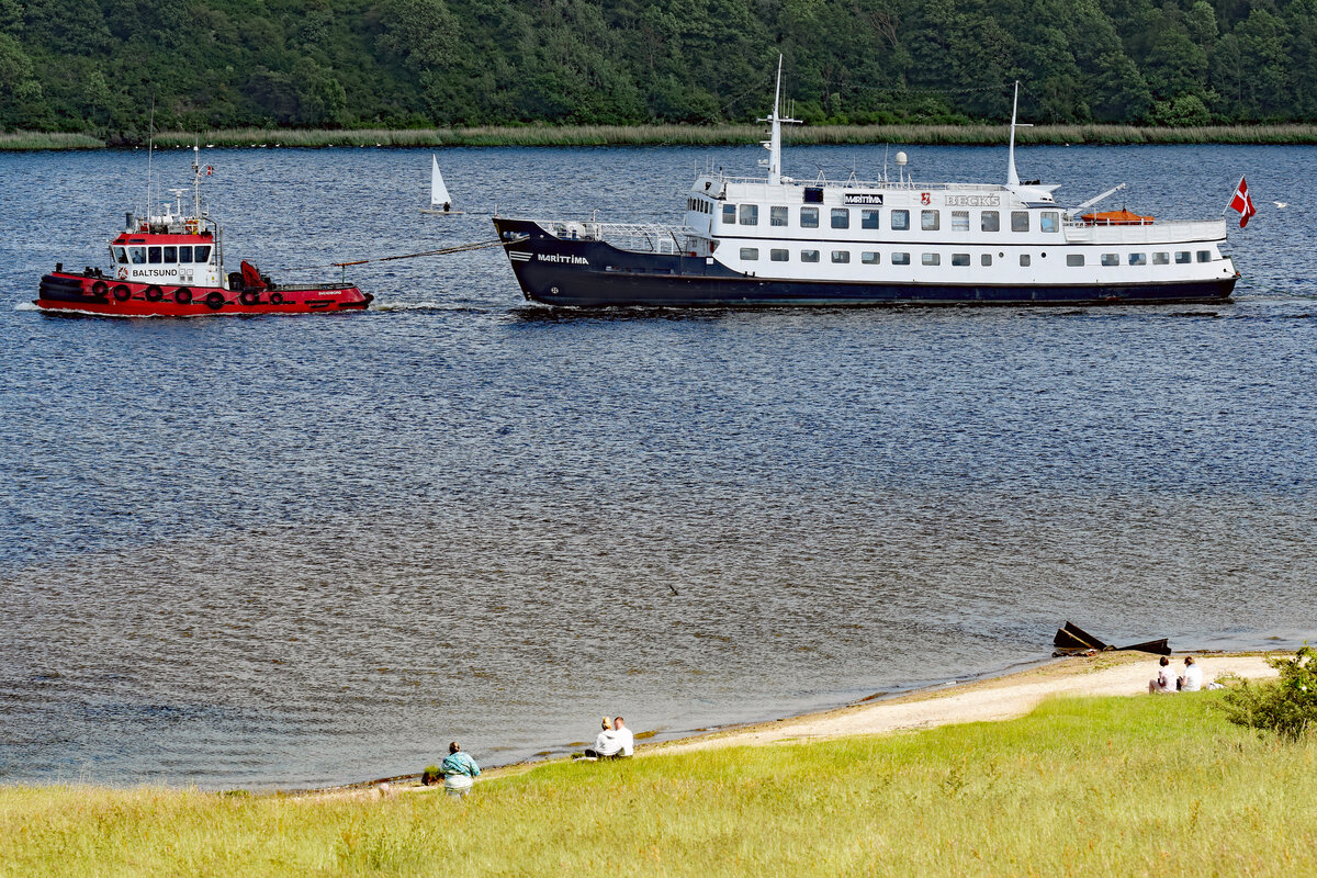 Das Fahrgastschiff MARITTIMA, 1958 bei der Husumer Schiffswerft erbaut, verließ am 13.6.2021 Deutschland mit Ziel Dänemark (hier bei Travemünde fotografiert). Das 46 Meter lange Schiff lag in den letzten Jahren in Lübeck bzw. Lübeck-Travemünde. Vom letztgenannten Hafen aus brachte es seine Gäste ein kurzes Stück auf die Ostsee, um dann Kurs auf den Skandinavienkai zu nehmen, wo es dann wendete und wieder zu seiner Liegestätte zurückkehrte.   
Nach Dänemark verkauft, um in Nykøbing/Falster als schwimmendes Weinlokal eine neue Bestimmung zu finden, ging es am 13. Juni unter dänischer Flagge und geschleppt von der BALTSUND von Lübeck in Richtung Svendborg ins Dock. Am 11.7.2021 trat MARITIIMA  seine vorerst letzte Reise an..
