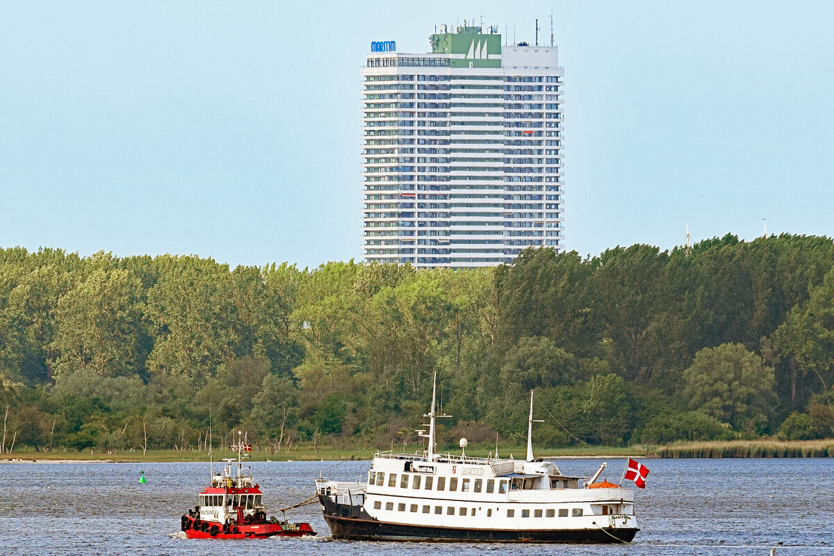 Das Fahrgastschiff MARITTIMA, 1958 bei der Husumer Schiffswerft erbaut, verließ am 13.6.2021 Deutschland mit Ziel Dänemark (hier bei Travemünde fotografiert). Das 46 Meter lange Schiff lag in den letzten Jahren in Lübeck bzw. Lübeck-Travemünde. Vom letztgenannten Hafen aus brachte es seine Gäste ein kurzes Stück auf die Ostsee, um dann Kurs auf den Skandinavienkai zu nehmen, wo es dann wendete und wieder zu seiner Liegestätte zurückkehrte.   
Nach Dänemark verkauft, um in Nykøbing/Falster als schwimmendes Weinlokal eine neue Bestimmung zu finden, ging es am 13. Juni unter dänischer Flagge und geschleppt von der BALTSUND von Lübeck in Richtung Svendborg ins Dock. Am 11.7.2021 trat MARITIIMA  seine vorerst letzte Reise an.