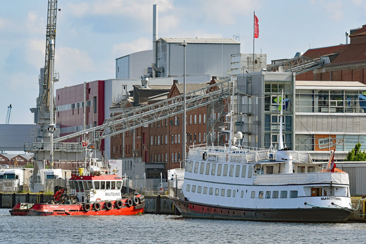 Das Fahrgastschiff MARITTIMA, 1958 bei der Husumer Schiffswerft erbaut, verließ am 13.6.2021 Deutschland mit Ziel Dänemark (hier in Lübeck fotografiert). Das 46 Meter lange Schiff lag in den letzten Jahren in Lübeck bzw. Lübeck-Travemünde. Vom letztgenannten Hafen aus brachte es seine Gäste ein kurzes Stück auf die Ostsee, um dann Kurs auf den Skandinavienkai zu nehmen, wo es dann wendete und wieder zu seiner Liegestätte zurückkehrte.   
Nach Dänemark verkauft, um in Nykøbing/Falster als schwimmendes Weinlokal eine neue Bestimmung zu finden, ging es am 13. Juni unter dänischer Flagge und geschleppt von der BALTSUND von Lübeck in Richtung Svendborg ins Dock. Am 11.7.2021 trat MARITIIMA  seine vorerst letzte Reise an.