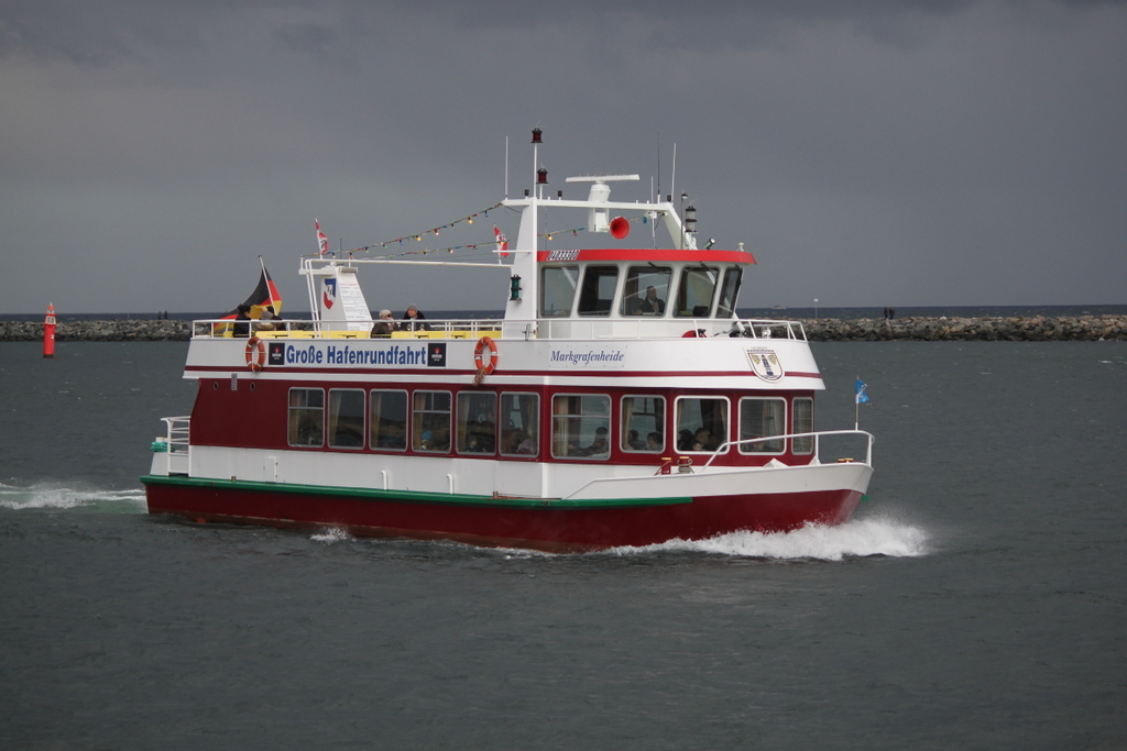 Das Fahrgastschiff Markgrafenheide bei einer Hafenrundfahrt in Warnemünde.09.02.2019 kurz nach der Aufnahme gab es dann heftige Regenschauer und Hagel.