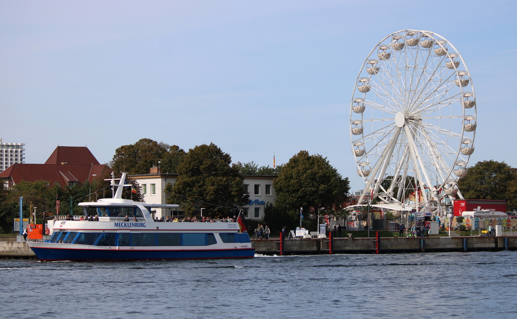 Das Fahrgastschiff MECKLENBURG beim ab ablegen in Warnemünde am 19.09.2020