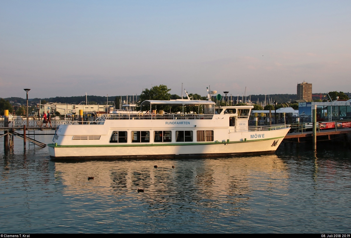 Das Fahrgastschiff  Möwe  der Personenschifffahrt Wilfried Giess wurde im Hafen Konstanz ins rechte (Abend-)Licht gerückt.
[8.7.2018 | 20:19 Uhr]