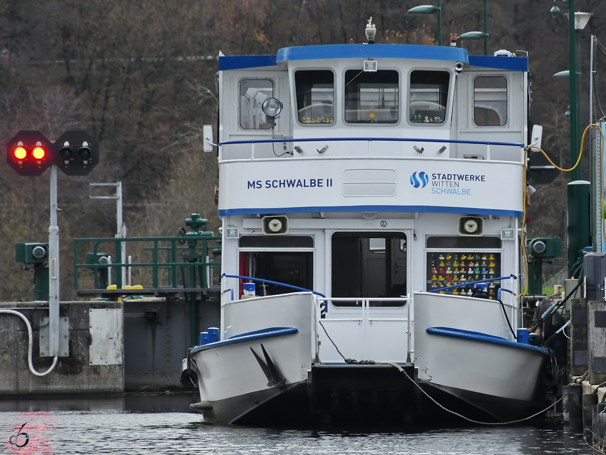 Das Fahrgastschiff MS Schwalbe II war Anfang Dezember 2018 am Ruhrufer bei Witten anzutreffen.