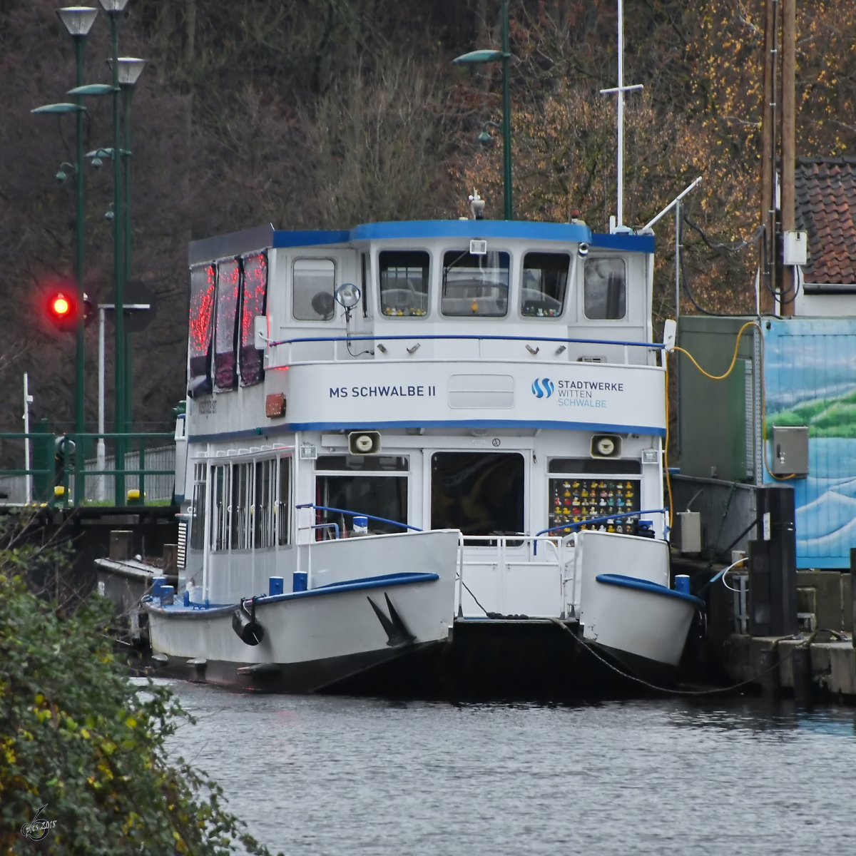 Das Fahrgastschiff MS Schwalbe II war Anfang Dezember 2018 am Ruhrufer bei Witten anzutreffen. 