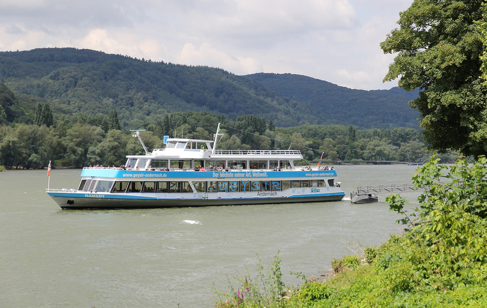 Das Fahrgastschiff Namedy, mit Werbung für den Geysir in Andernach, verlässt die Anlegestelle in Leutesdorf.
Aufnahmedatum: 15.07.2016