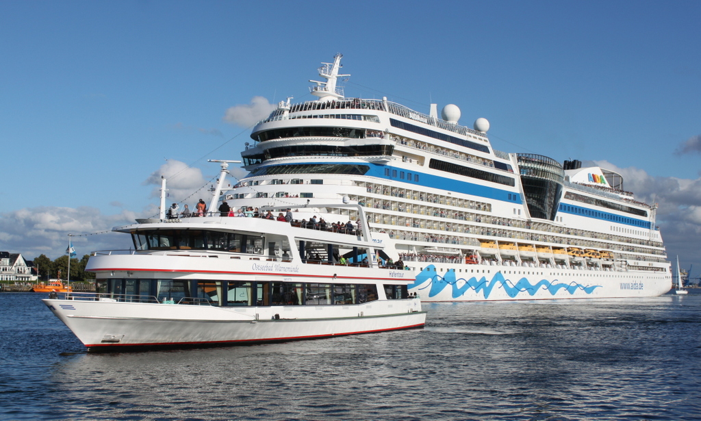 Das Fahrgastschiff Ostseebad Warnemünde und Aidamar am Abend des 14.07.2018 in Warnemünde.