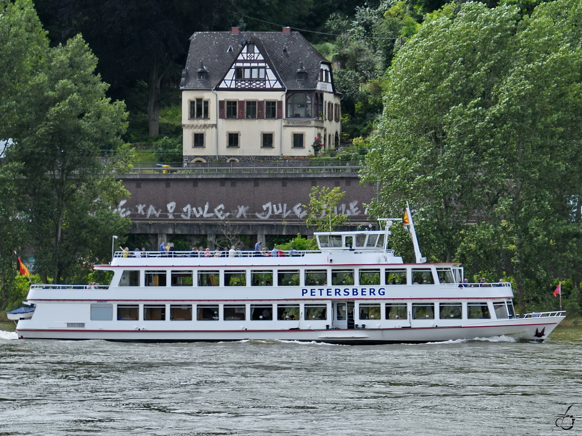 Das Fahrgastschiff PETERSBERG (ENI: 04306220) war Anfang August 2021 auf dem Rhein bei Remagen zu sehen.