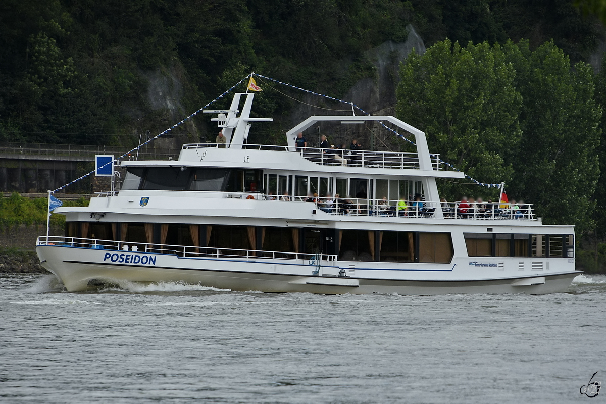 Das Fahrgastschiff POSEIDON (ENI: 04033130) ist hier Anfang August 2021 auf dem Rhein bei Remagen zu sehen.