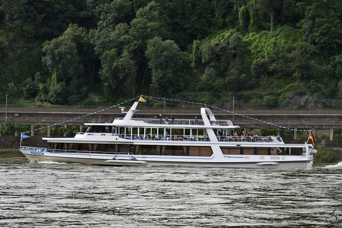 Das Fahrgastschiff POSEIDON (ENI: 04033130) ist hier Anfang August 2021 auf dem Rhein bei Remagen zu sehen.