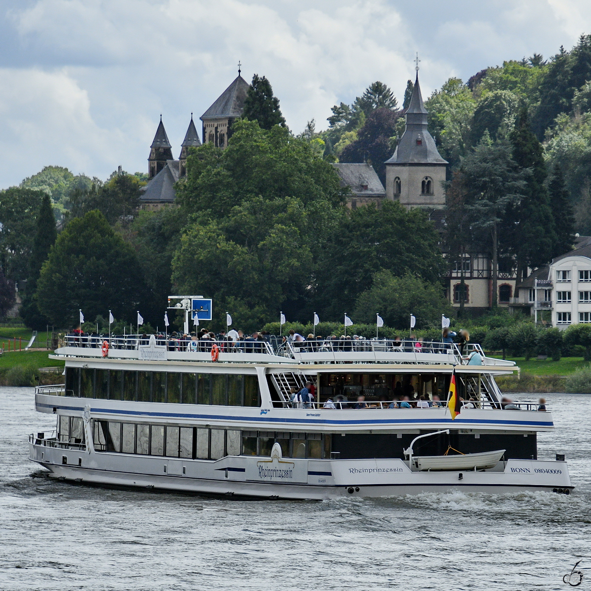 Das Fahrgastschiff RHEINPRINZESSIN (ENI: 08040009) war Anfang August 2021 auf dem Rhein bei Remagen unterwegs.