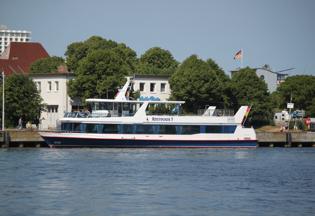 Das Fahrgastschiff Rostocker 7 machte am Vormittag des 09.06.2018 eine Hafenrundfahrt von Warnemünde zum Rostocker Stadthafen. 