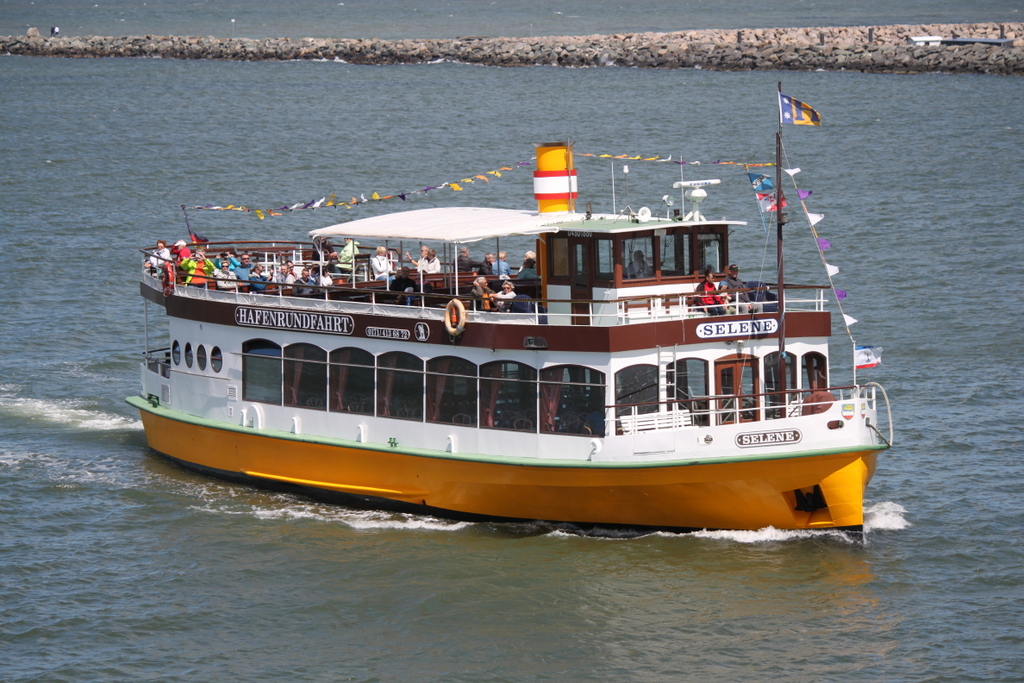 Das Fahrgastschiff Selene machte am 22.06.2018 eine Hafenrundfahrt in Warnemünde. 