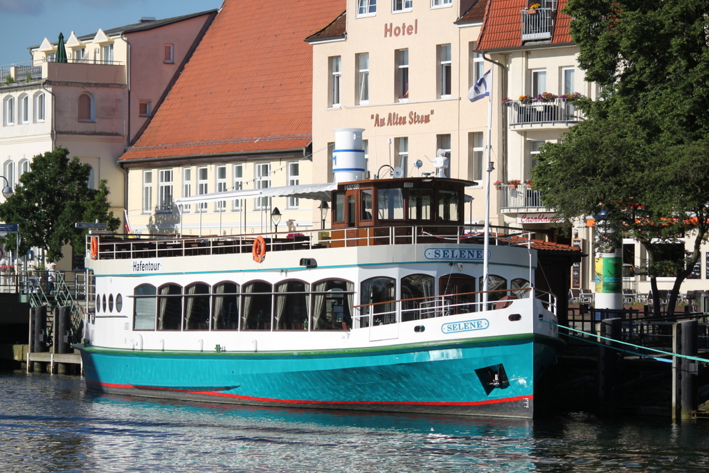 das Fahrgastschiff Selene schlief am Morgen des 22.06.2019 noch friedlich am alten Strom in Warnemünde.