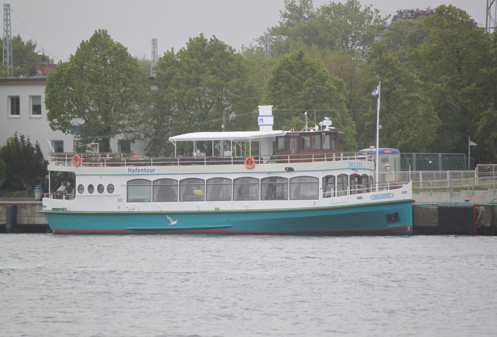 Das Fahrgastschiff Selene stand am 17.05.2019 im neuen Farbkleid in Warnemünde.