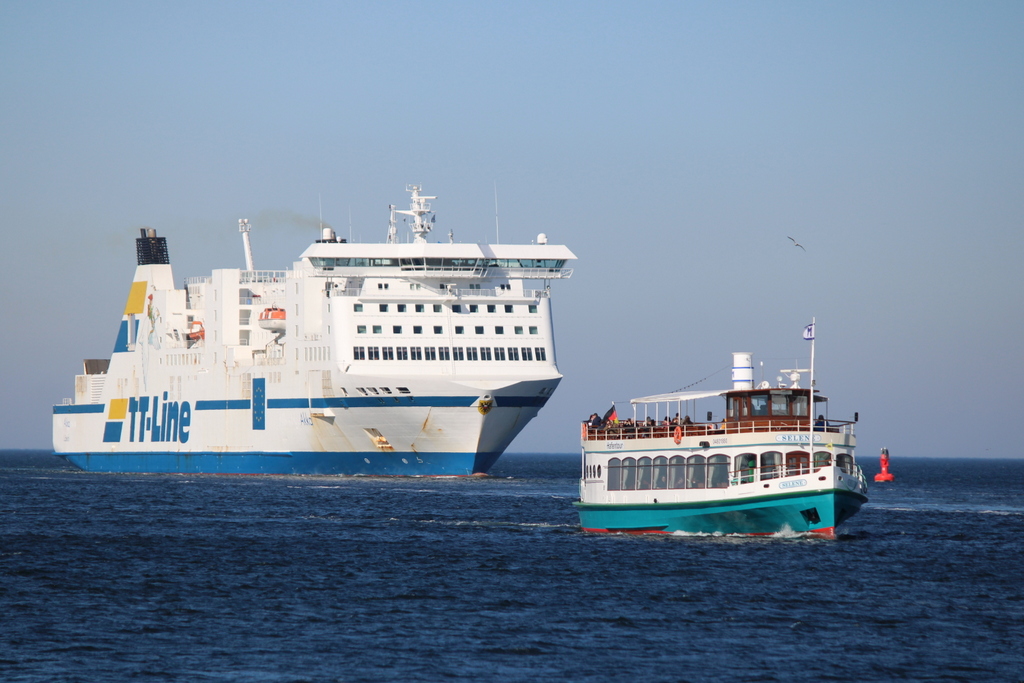 Das Fahrgastschiff Selene und TT-Line Fähre Akka am 12.03.2022 in Warnemünde.