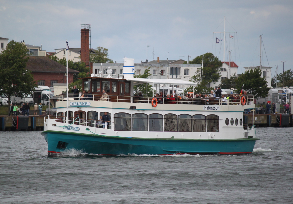 das Fahrgastschiff Selene während ihrer Hafenrundfahrt in Warnemünde.08.06.2019