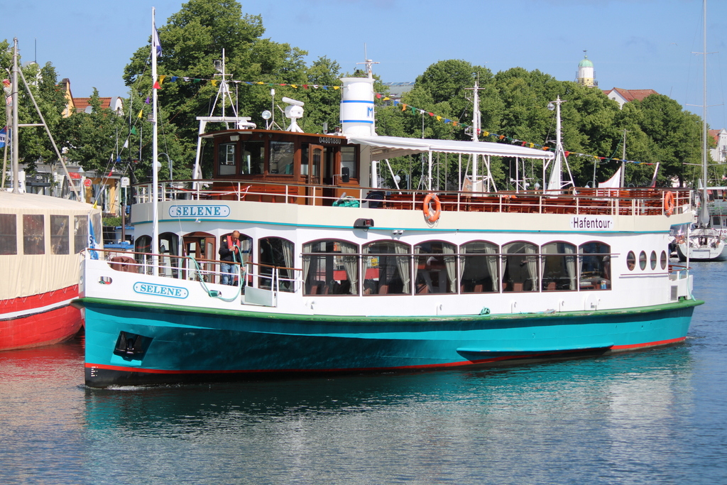 Das Fahrgastschiff SELNE kurz vor dem Anlegen an der Seebrücke in Warnemünde.14.06.2020