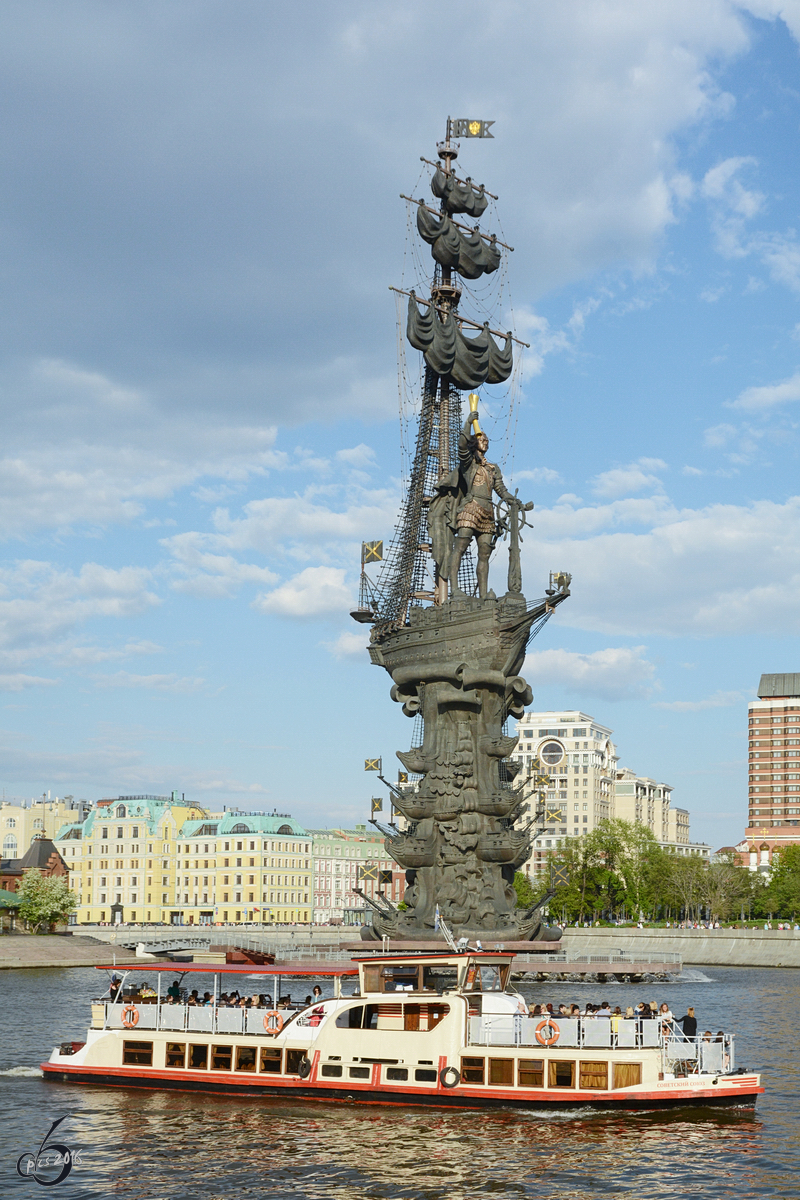 Das Fahrgastschiff Sowjetski-Sojus auf der Moskwa (Moskau, Mai 2016)