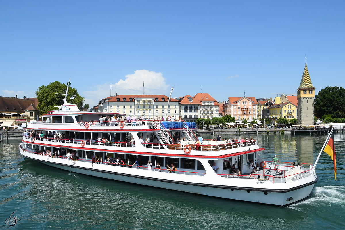 Das Fahrgastschiff STUTTGART ist hier Anfang Juli 2017 bei der Einfahrt in den Hafen von Lindau zu sehen.