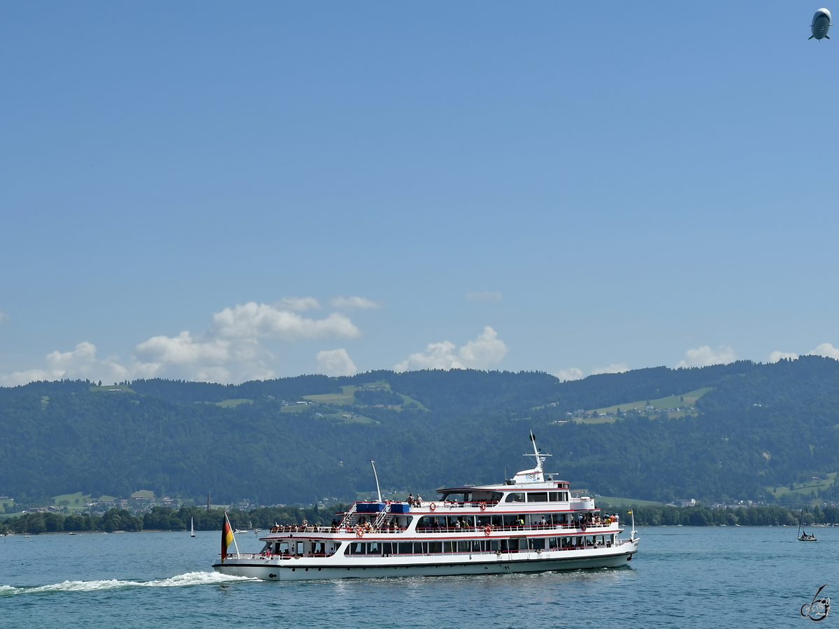 Das Fahrgastschiff STUTTGART ist hier Anfang Juli 2017 auf dem Bodensee bei Lindau zu sehen.