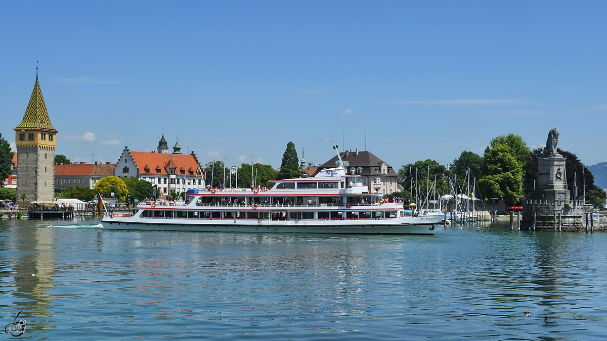 Das Fahrgastschiff STUTTGART verlässt den Hafen von Lindau. (Juli 2017)