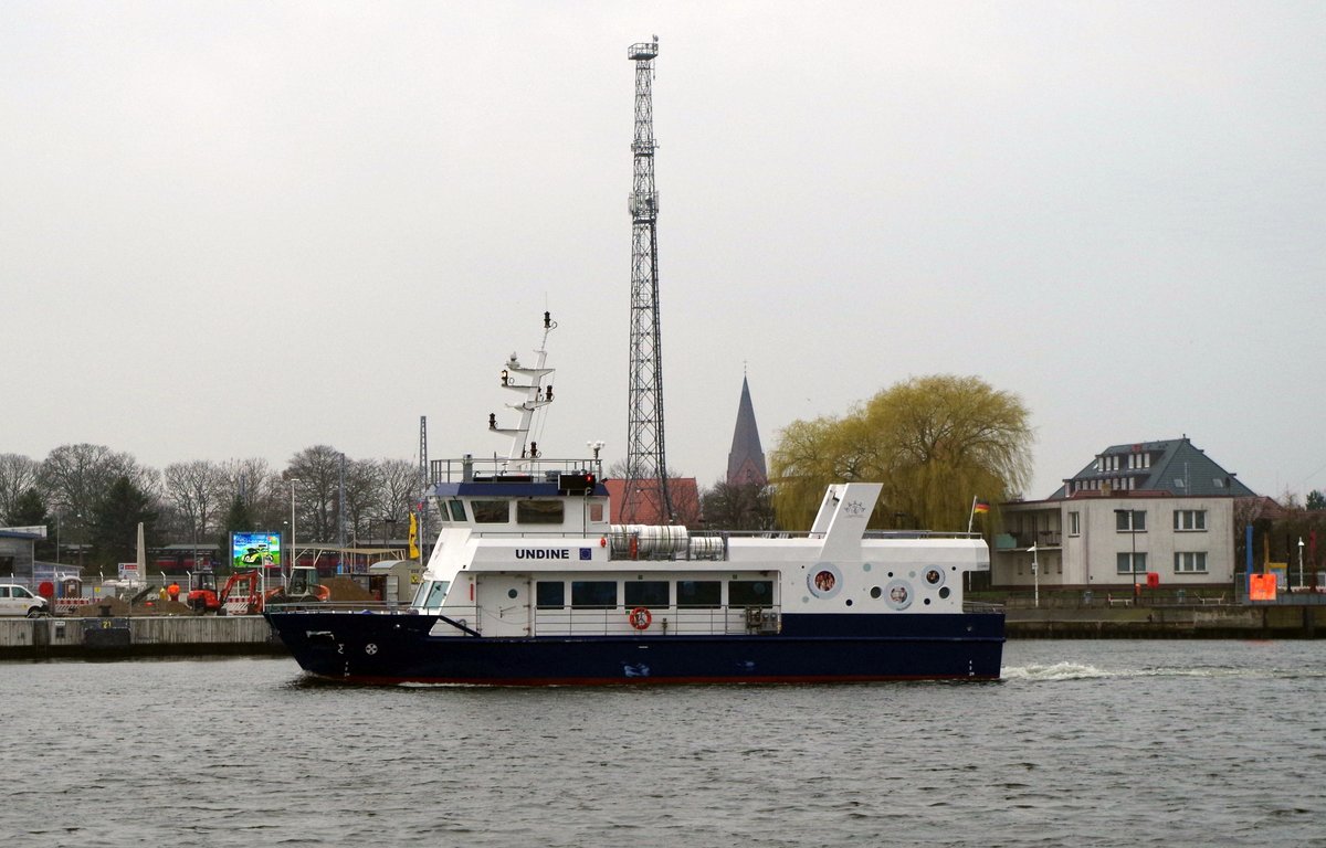 Das Fahrgastschiff Undine am 29.03.17 in Warnemünde