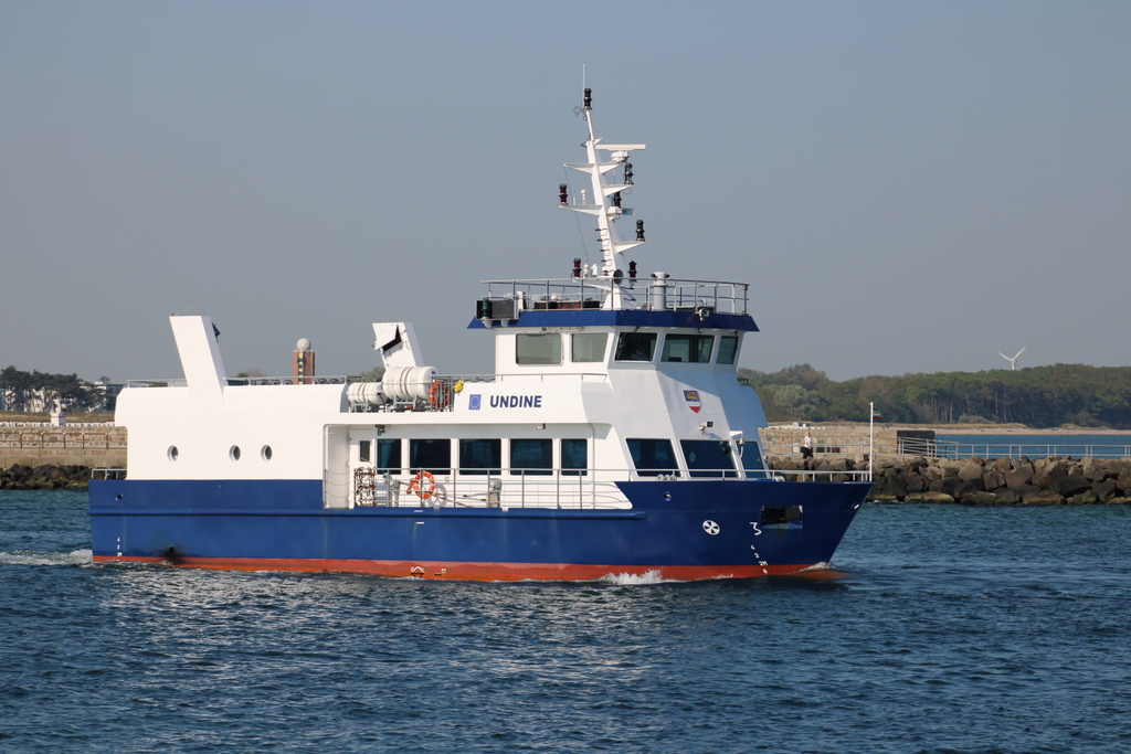 Das Fahrgastschiff Undine auf dem Seeweg von Warnemünde zur einer Seebestattung beim Auslaufen am 13.05.2023 in Warnemünde.