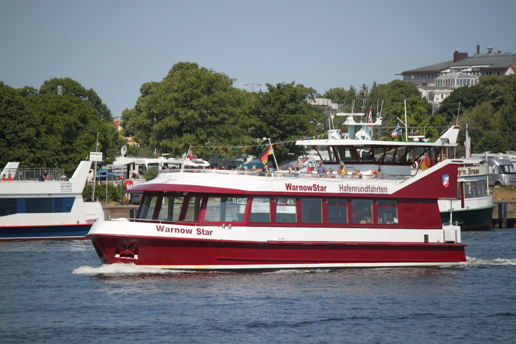 Das Fahrgastschiff  WarnowStar  am Vormittag des 09.06.2018 in Warnemünde. 
 