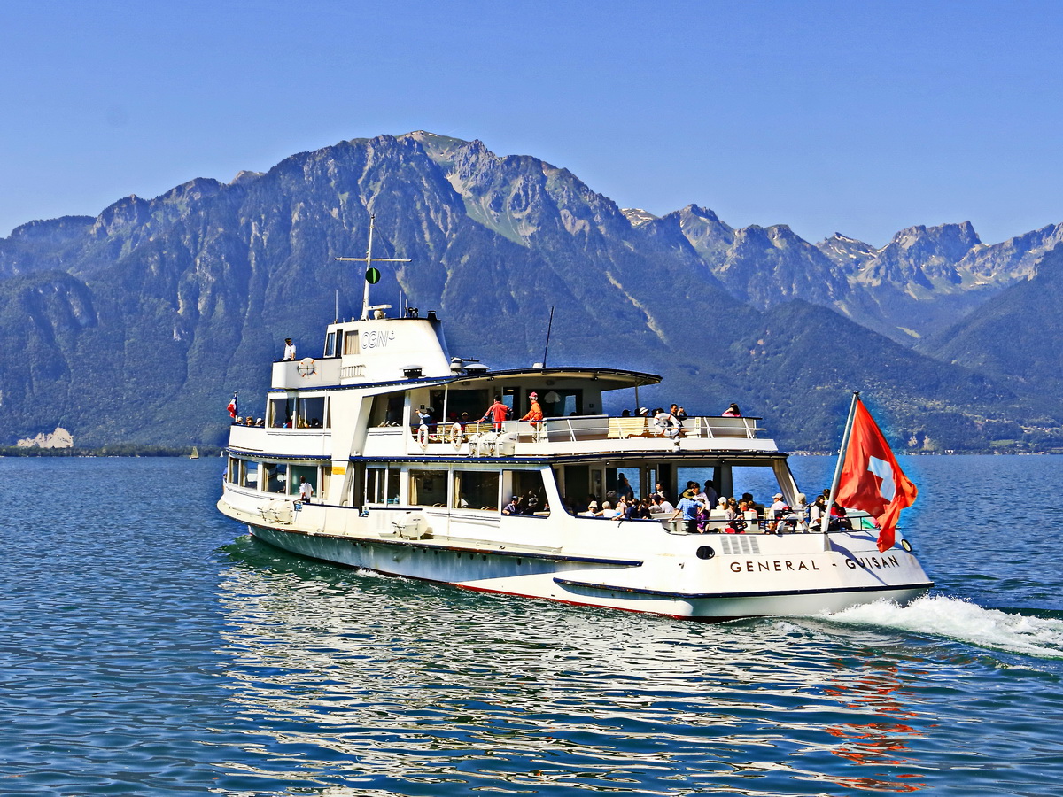 Das Fahrgastschiffe  General Guisan
 bei der Anfahrt zu  der Anlegestelle  von Montreux gesehen am 26. Juni 2018.