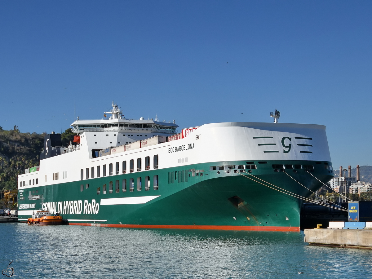 Das Fahrzeugfährschiff ECO BARCELONA (IMO: 9859545) liegt im Hafen von Barcelona. (November 2022)