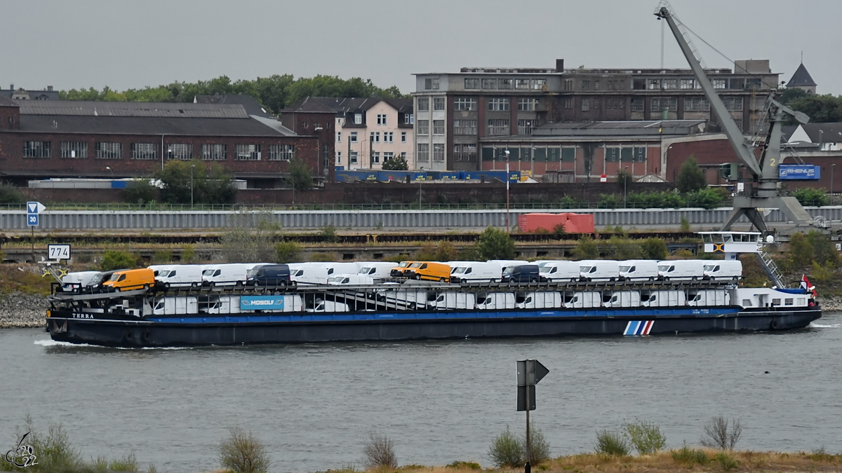 Das Fahrzeugtransportschiff TERRA (ENI: 02316218) war Ende August 2022 auf dem Rhein bei Duisburg unterwegs.
