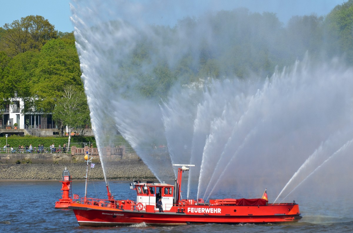 Das Feuerlöschboot Oberbaurat Schmidt Länge:24.0m Breite:6.0m Baujahr:1980 Bauwerft:Ernst Menzer,Hamburg Deutschland aufgenommen bei der Auslaufparade des 826 Hamburger Hafengeburtstags am 10.05.15