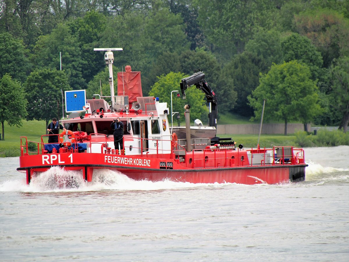Das Feuerlöschboot RPL 1 der Feuerwehr Koblenz hält am 20. Mai 2016 auf die Horchheimer Eisenbahnbrücke zu, nachdem sich dort der Koppelverband Camaro V und VI nach einer Kollision seiner Ladung mit der Brücke festgefahren hatte.