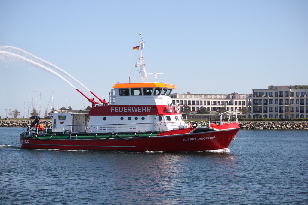 Das Feuerwehr-Löschboot Albert Wegener am 21.04.2019 in Warnemünde. 