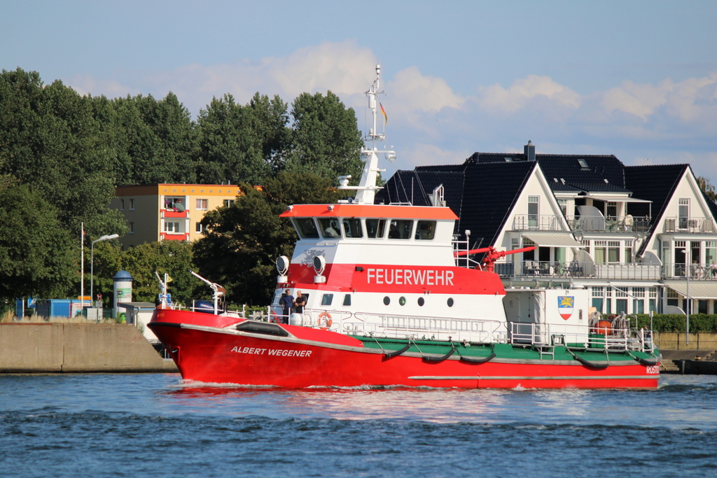 Das Feuerwehr-Löschboot ALBERT WEGENER am 03.08.2021 in Warnemünde.