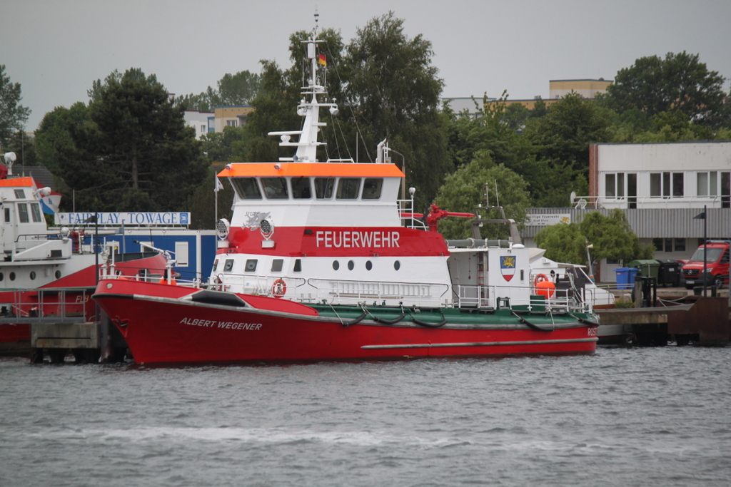 Das Feuerwehr-Löschboot Albert Wegener lag am 10.06.2019 bei der Feuerwache-See in Warnemünde.